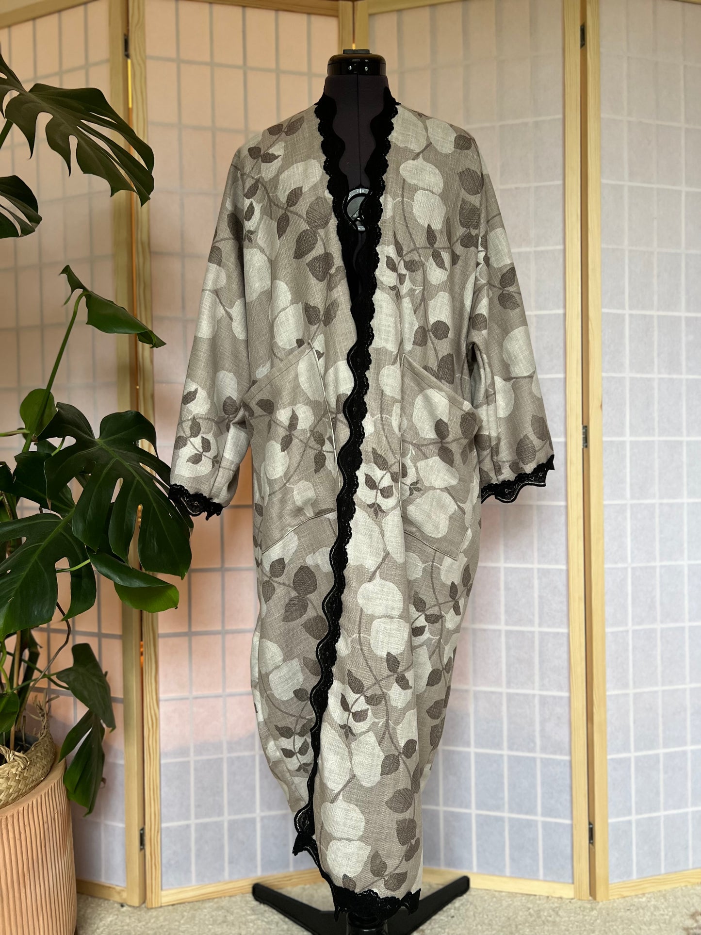 ILH Robe Grey Linen Leaves Black Lace Trimmed